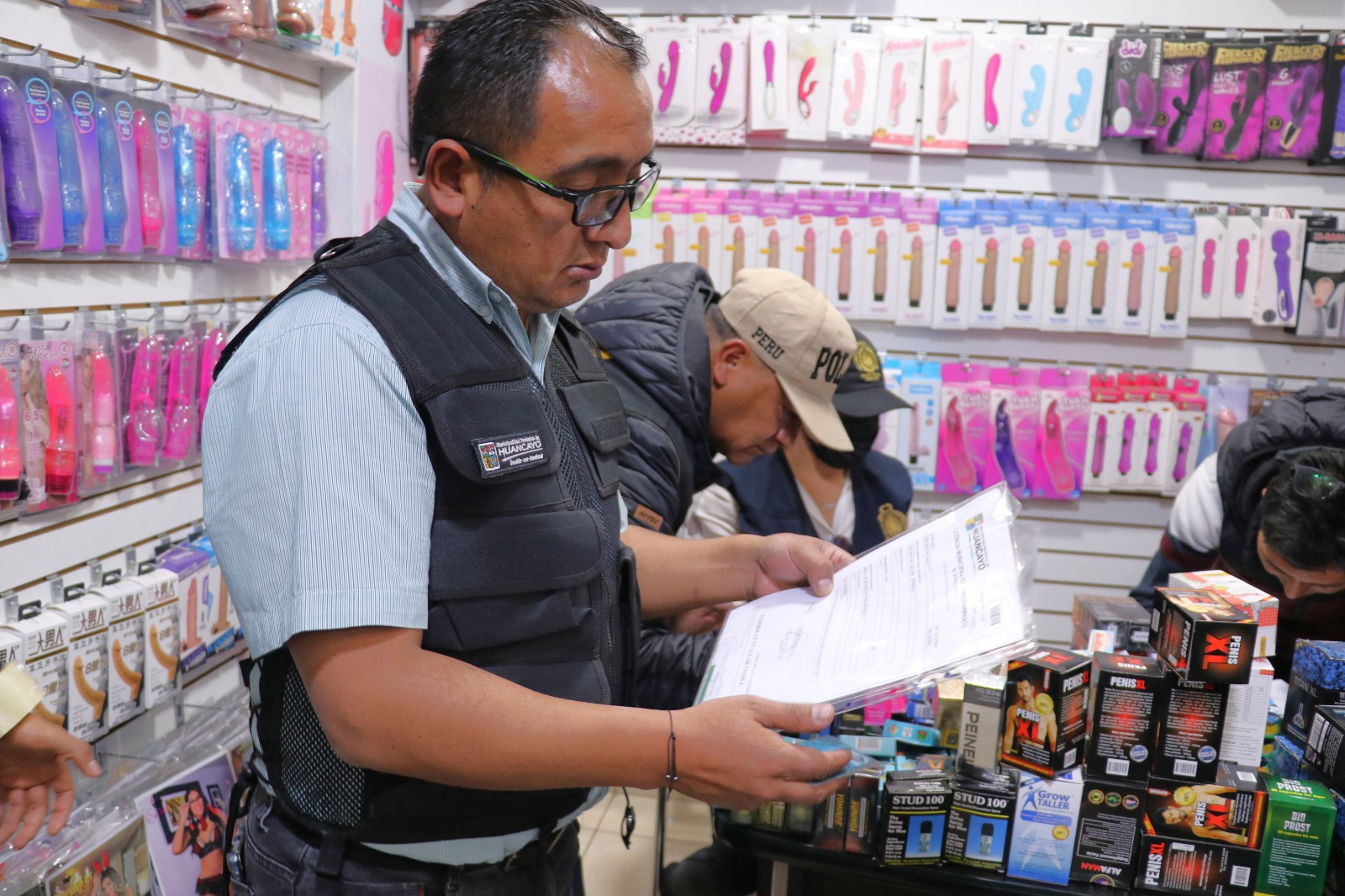 Incautan productos de 5
sexshops en el centro de Huancayo