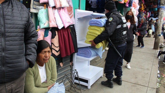 Veredas ya no existen porque son ocupadas por mercadería