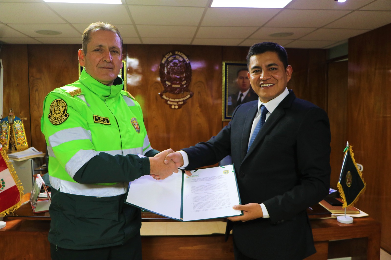 El alcalde de Huancayo, Dennys Cuba Rivera y el jefe de la VI Macro Región Policial, general PNP Colin Sim Galván