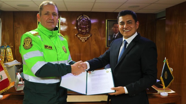 El alcalde de Huancayo, Dennys Cuba Rivera y el jefe de la VI Macro Región Policial, general PNP Colin Sim Galván