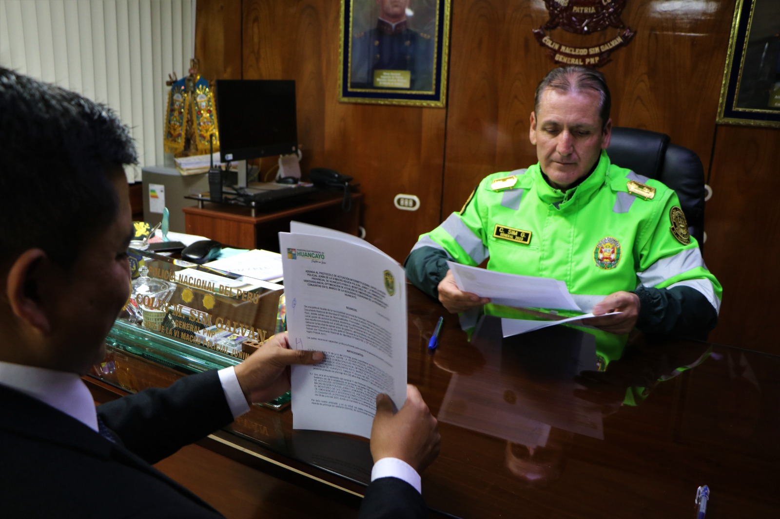 El alcalde de Huancayo, Dennys Cuba Rivera y el jefe de la VI Macro Región Policial, general PNP Colin Sim Galván