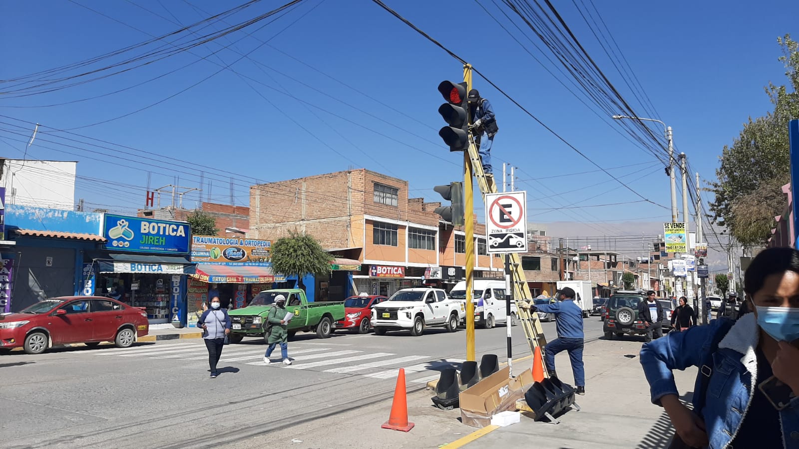 El personal municipal realizó la implementación de semáforos vehiculares