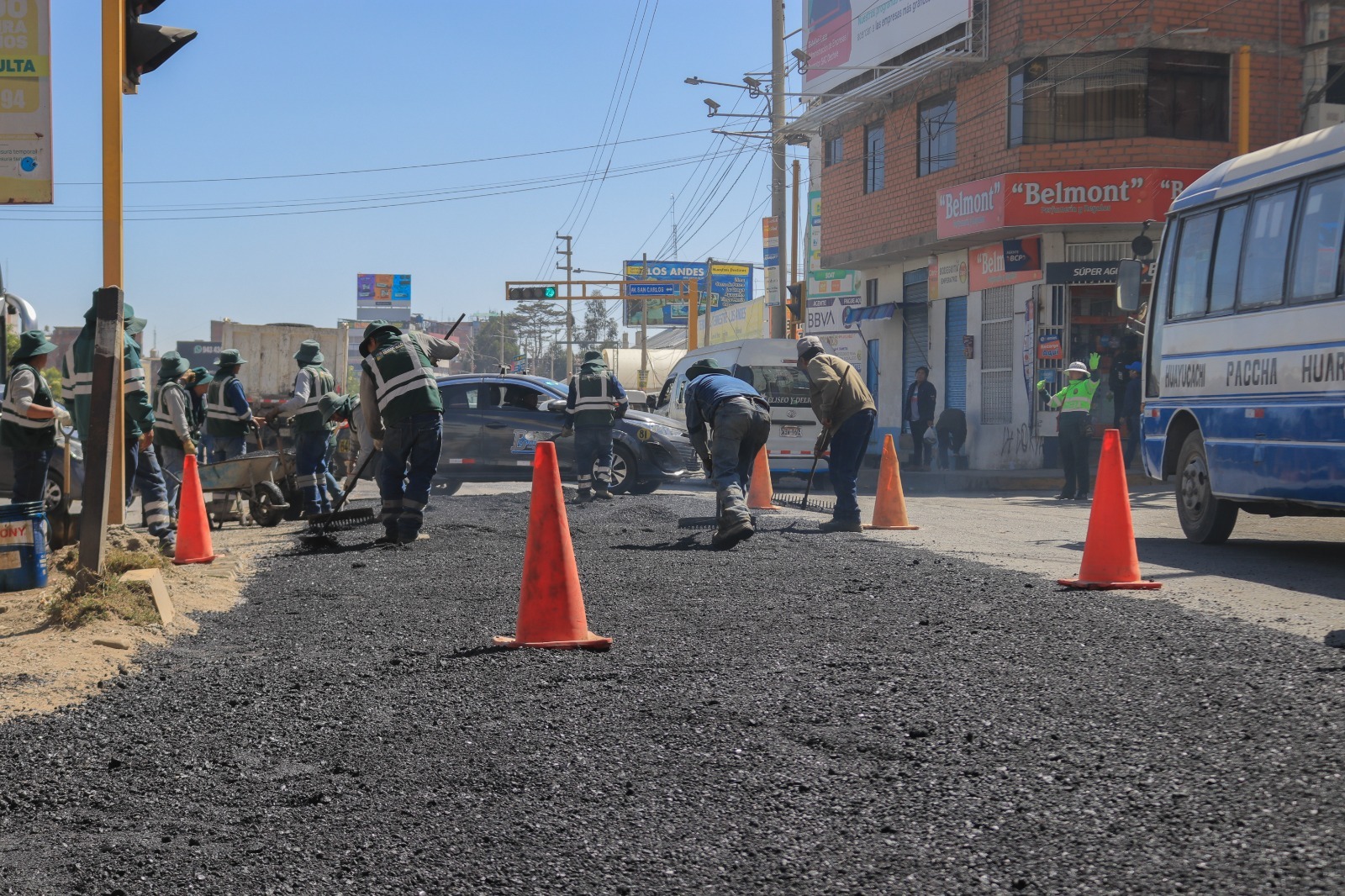 Ejecutan bacheo de
la avenida Ferrocarril