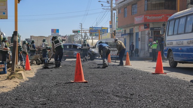 Ejecutan bacheo de 
la avenida Ferrocarril