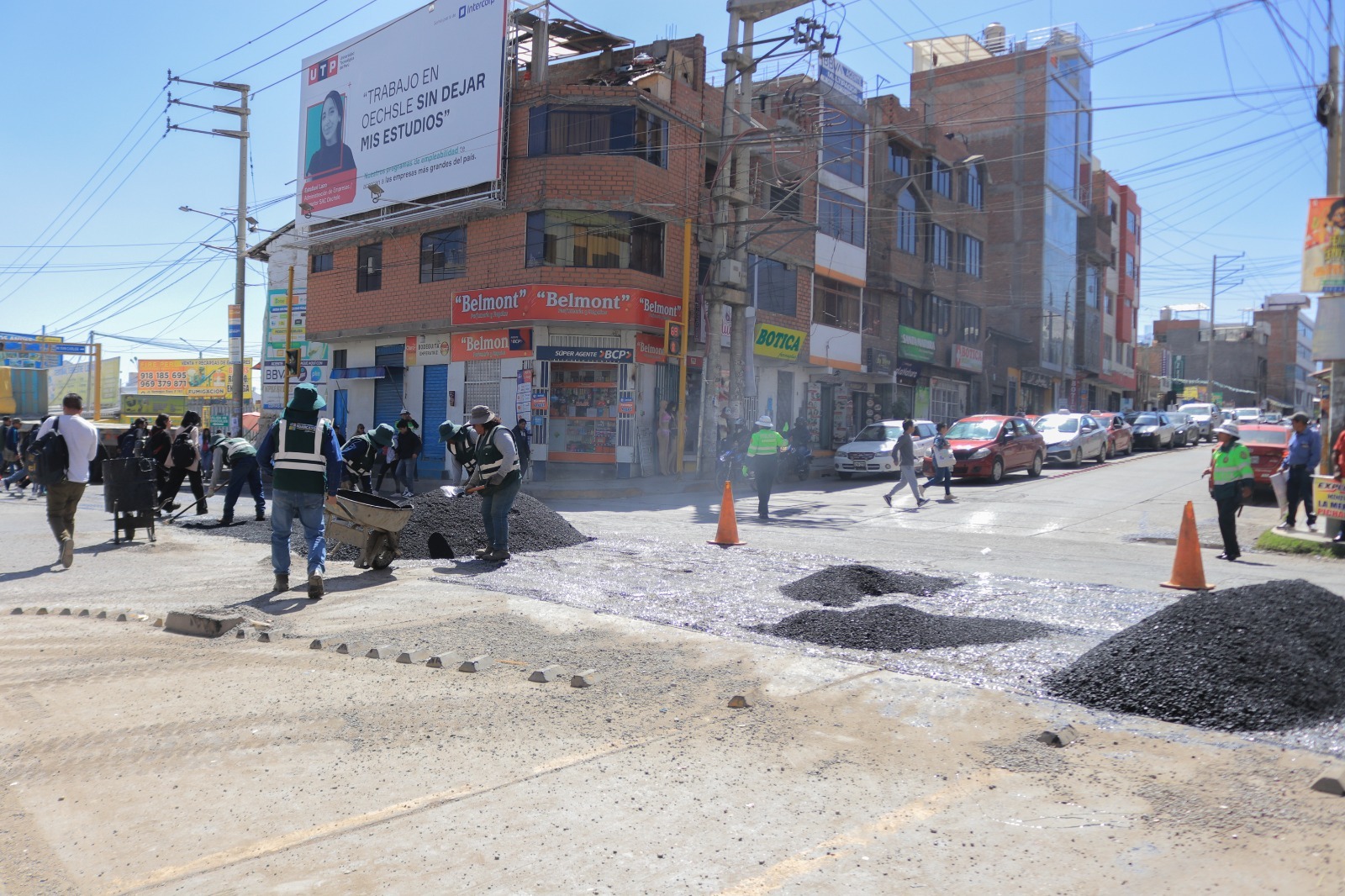 Ejecutan bacheo de
la avenida Ferrocarril