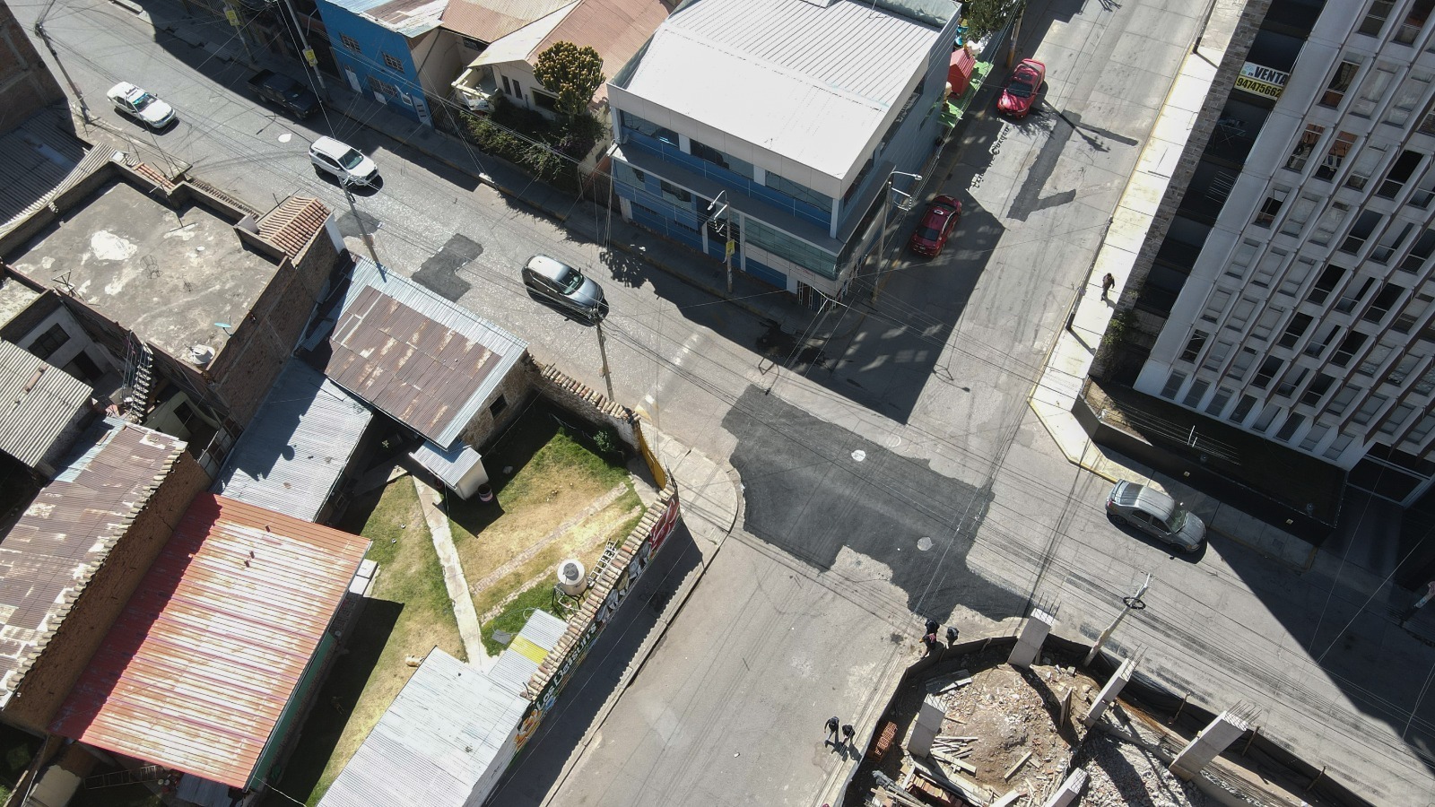 Ejecutan bacheo de
la avenida Ferrocarril
