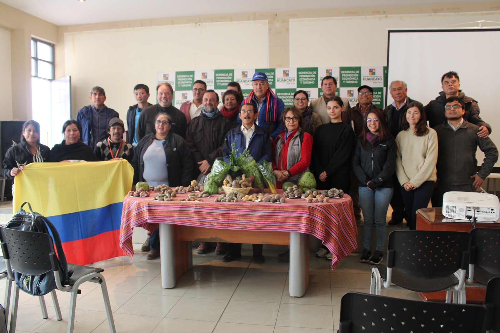 Con el fin de cooperar con los campesinos de cada país