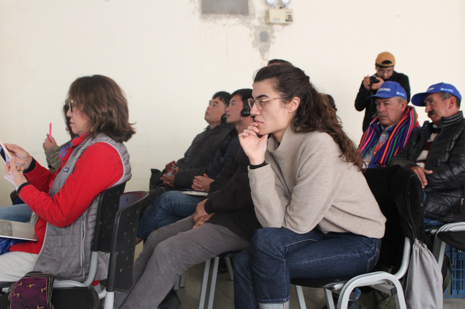Con el fin de cooperar con los campesinos de cada país