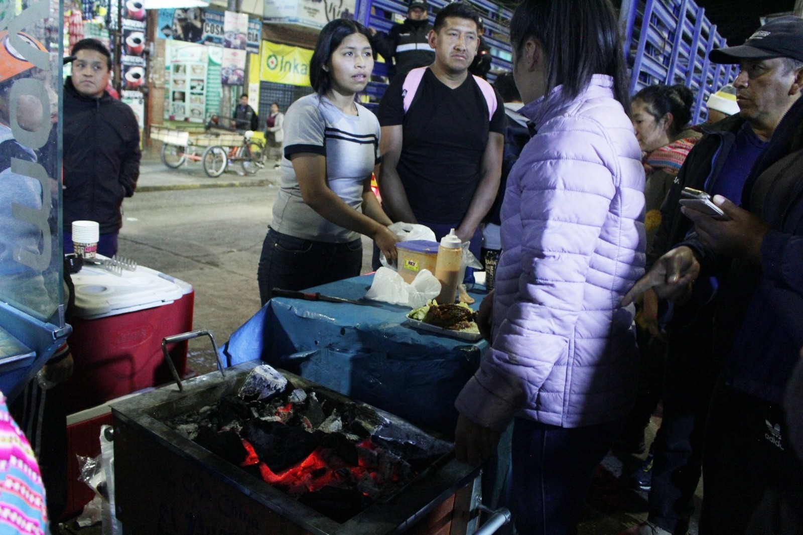 Vivanderas nocturnas atendían
en medio del peligro