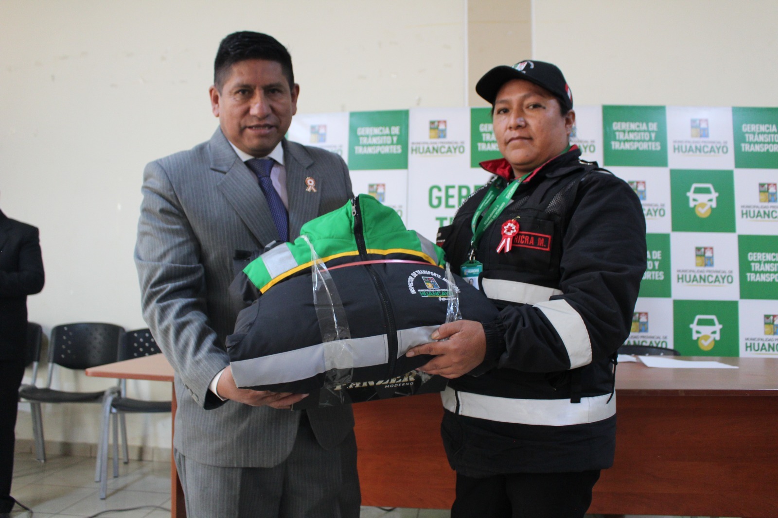 Entregan nuevos uniformes
a fiscalizadores de tránsito