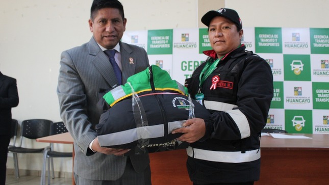 Entregan nuevos uniformes 
a fiscalizadores de tránsito