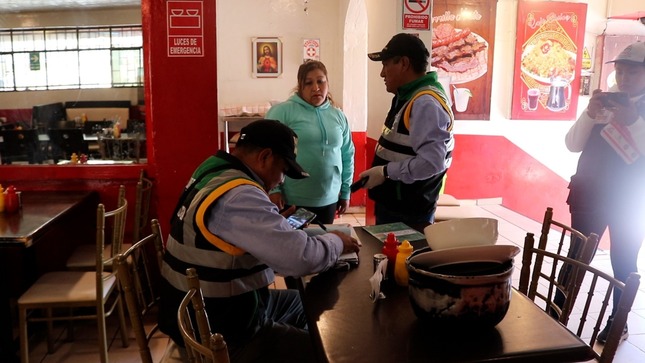 Atendían sin cumplir con las medidas de salubridad