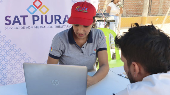 Foto de participación del SAT de Piura en Feria Municiapal