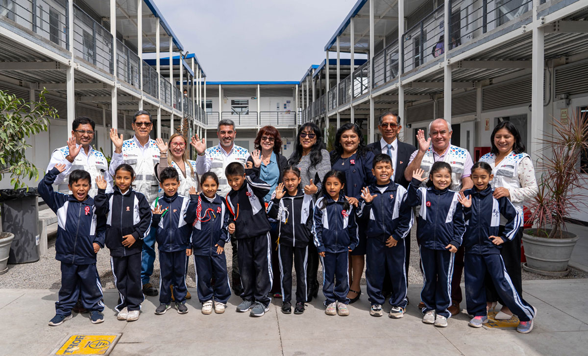 Director ejecutivo de Escuelas Bicentenario constata el uso de ambientes de escuela temporal en San Juan de Miraflores