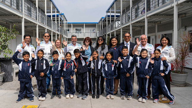 Director ejecutivo de Escuelas Bicentenario constata el uso de ambientes de escuela temporal en San Juan de Miraflores