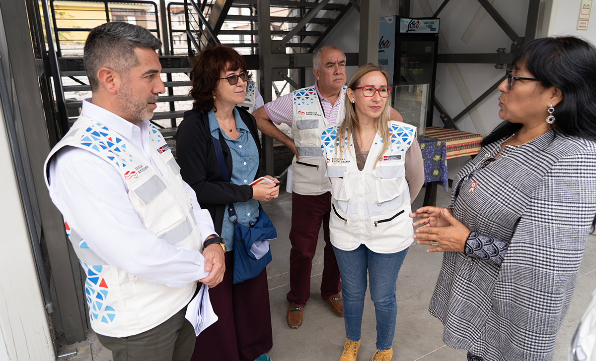 Director ejecutivo de Escuelas Bicentenario constata el uso de ambientes de escuela temporal en San Juan de Miraflores
