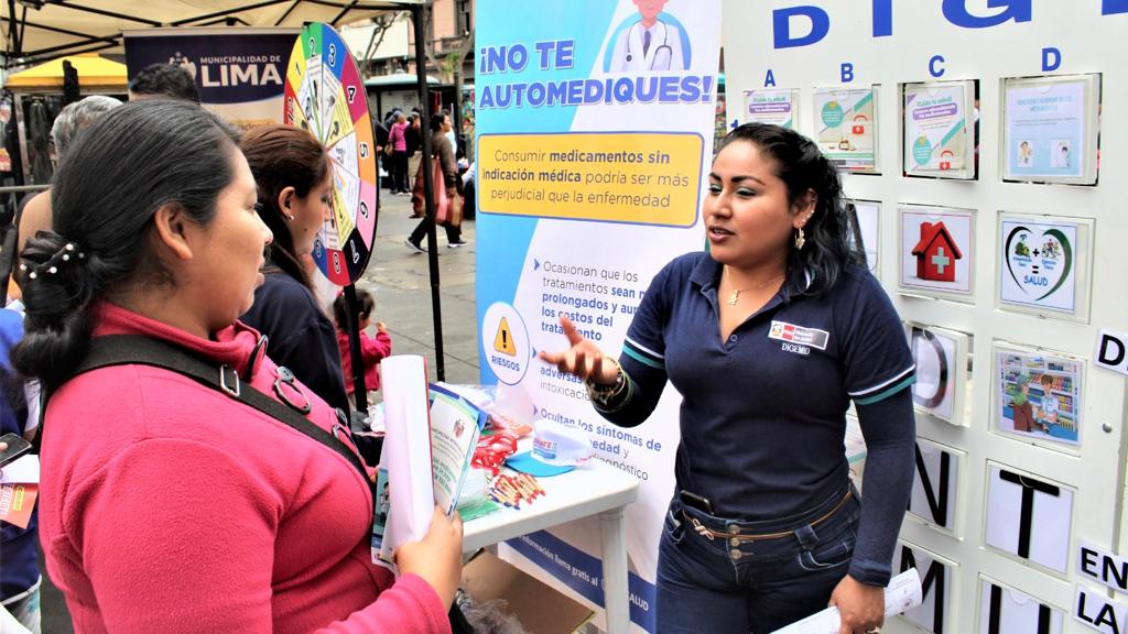 Usuarios del Mercado Central fueron sensibilizados sobre el uso adecuado de medicamentos y los riesgos de la automedicación