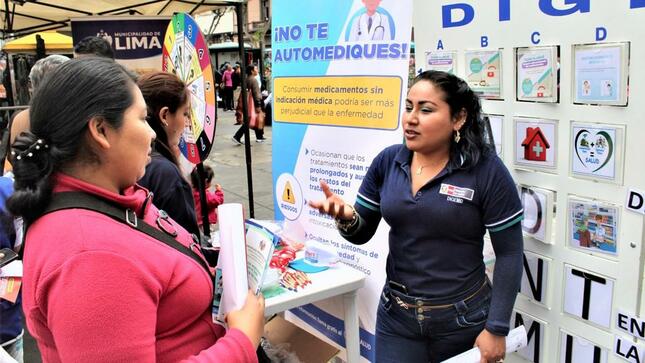 Usuarios del Mercado Central fueron sensibilizados sobre el uso adecuado de medicamentos y los riesgos de la automedicación