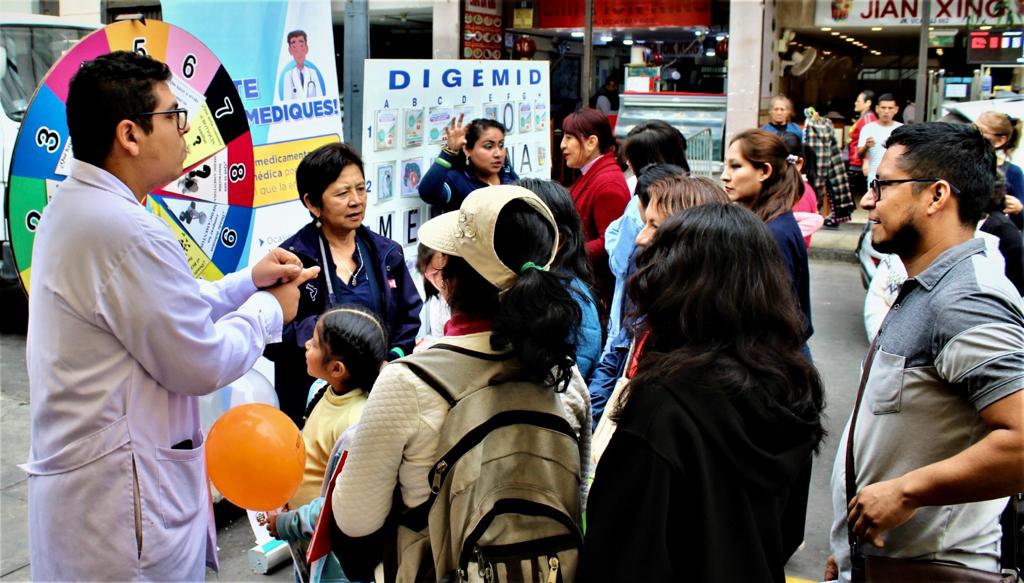 Usuarios del Mercado Central fueron sensibilizados sobre el uso adecuado de medicamentos y los riesgos de la automedicación