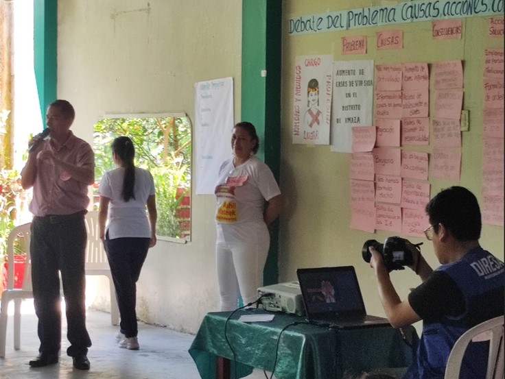 foto autoridad hablando