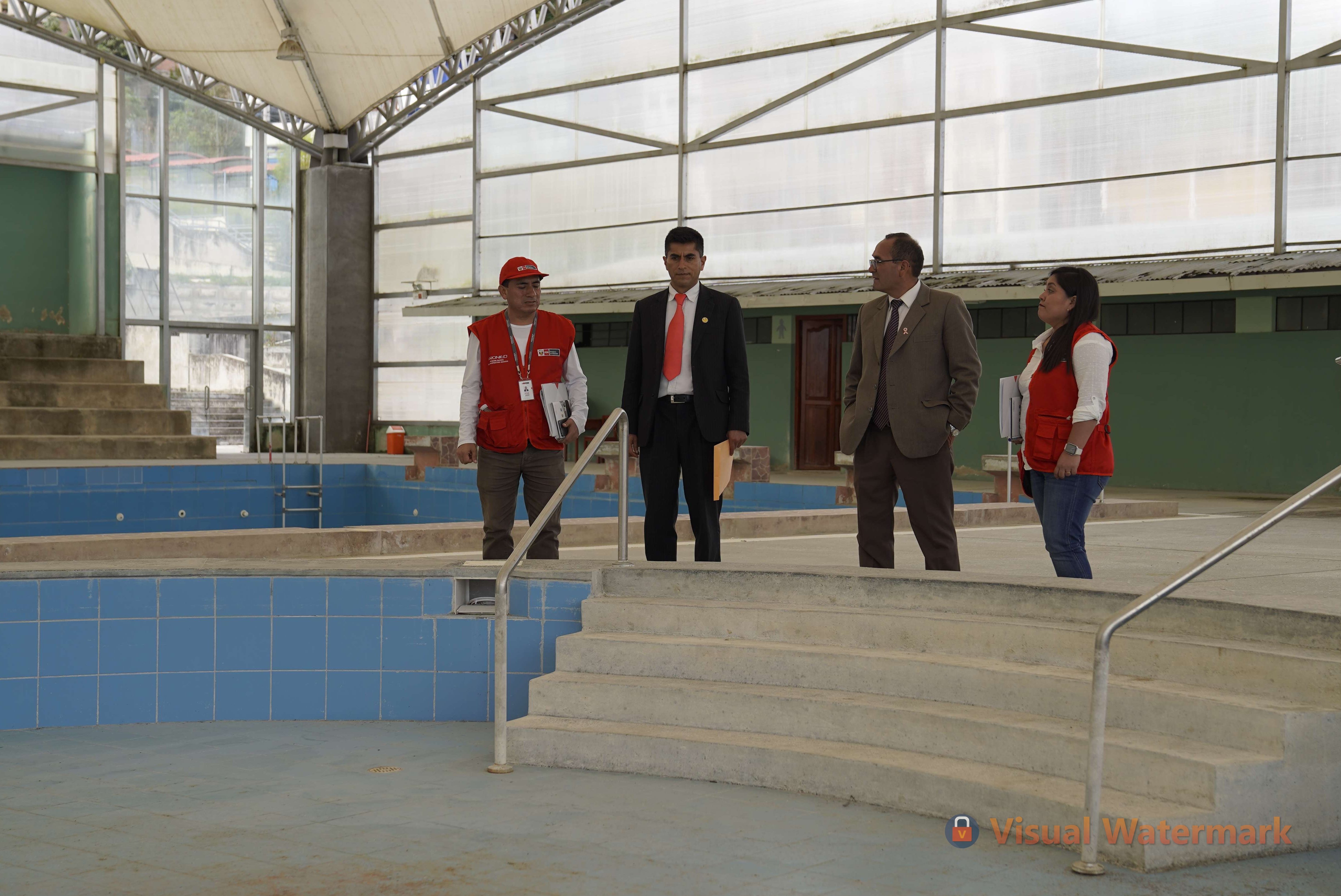 Recorrido del director del Pronied por instalaciones de la IE San Juan de Chota