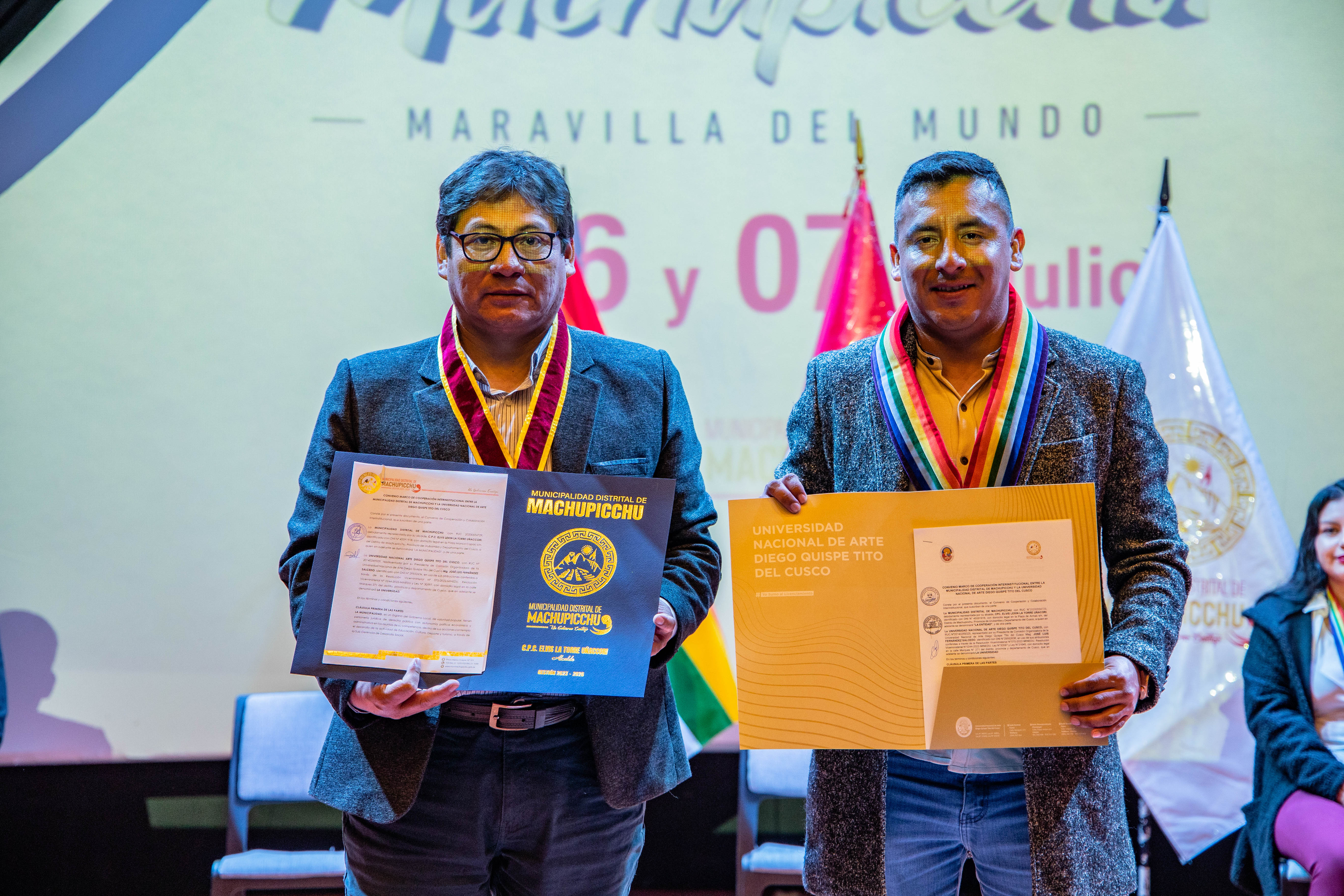 Presidente de la Comisión Organizadora de la UNADQTC, Mag. José Luis Fernández Salcedo y alcalde de la Municipalidad Distrital de Machupicchu C.P.C Elvis La Torre Uñaccori