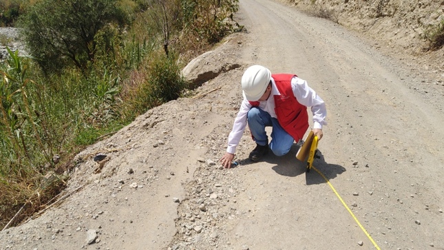 La Contraloría General detectó que en el 2022, exfuncionarios y exservidores de la Municipalidad Distrital de Cochamarca modificaron las especificaciones técnicas en la ejecución del saldo de obra Rehabilitación y mejoramiento del camino vecinal EMP PE-18 puente Choque – Colcapampa, en el distrito de Cochamarca, Oyón, lo que afectó la resistencia y durabilidad de la vía, ocasionando un perjuicio económico de S/ 4 070 603.