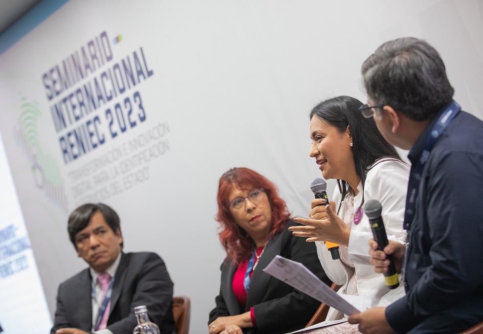 La directora de la Oficina de Innovación y Tecnologías de la institución, Vanessa Díaz, comentó la experiencia de la institución para adaptarse a la transformación digital.