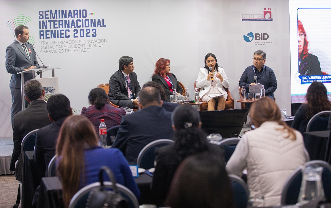 La directora de la Oficina de Innovación y Tecnologías del Pronabec, Vanessa Díaz, participó como panelista en el Seminario Internacional Reniec 2023