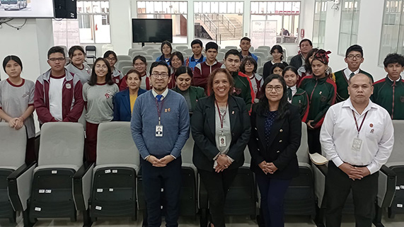 Alumnos de tercero y cuarto año de secundaria de las instituciones educativas 2 de Mayo, Dora Mayer y Abraham Valdelomar fueron elegidos como jueces escolares y secretarios, tras culminar su etapa de capacitación a cargo de la Corte del Callao