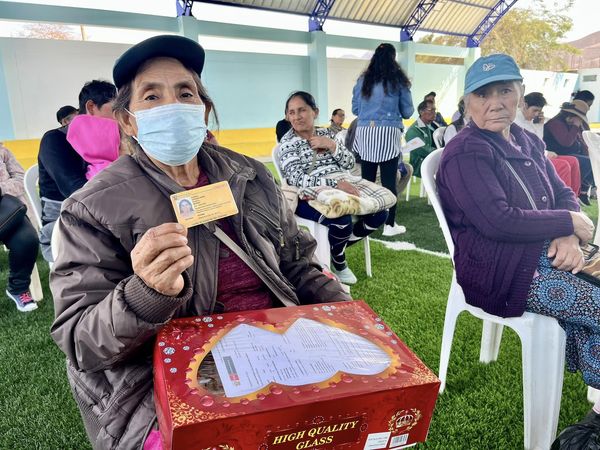 Persona mostrando el carnet CONADIS
