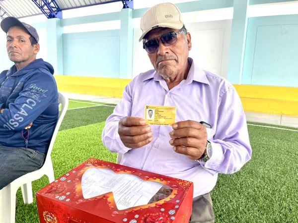 Persona mostrando el carnet CONADIS