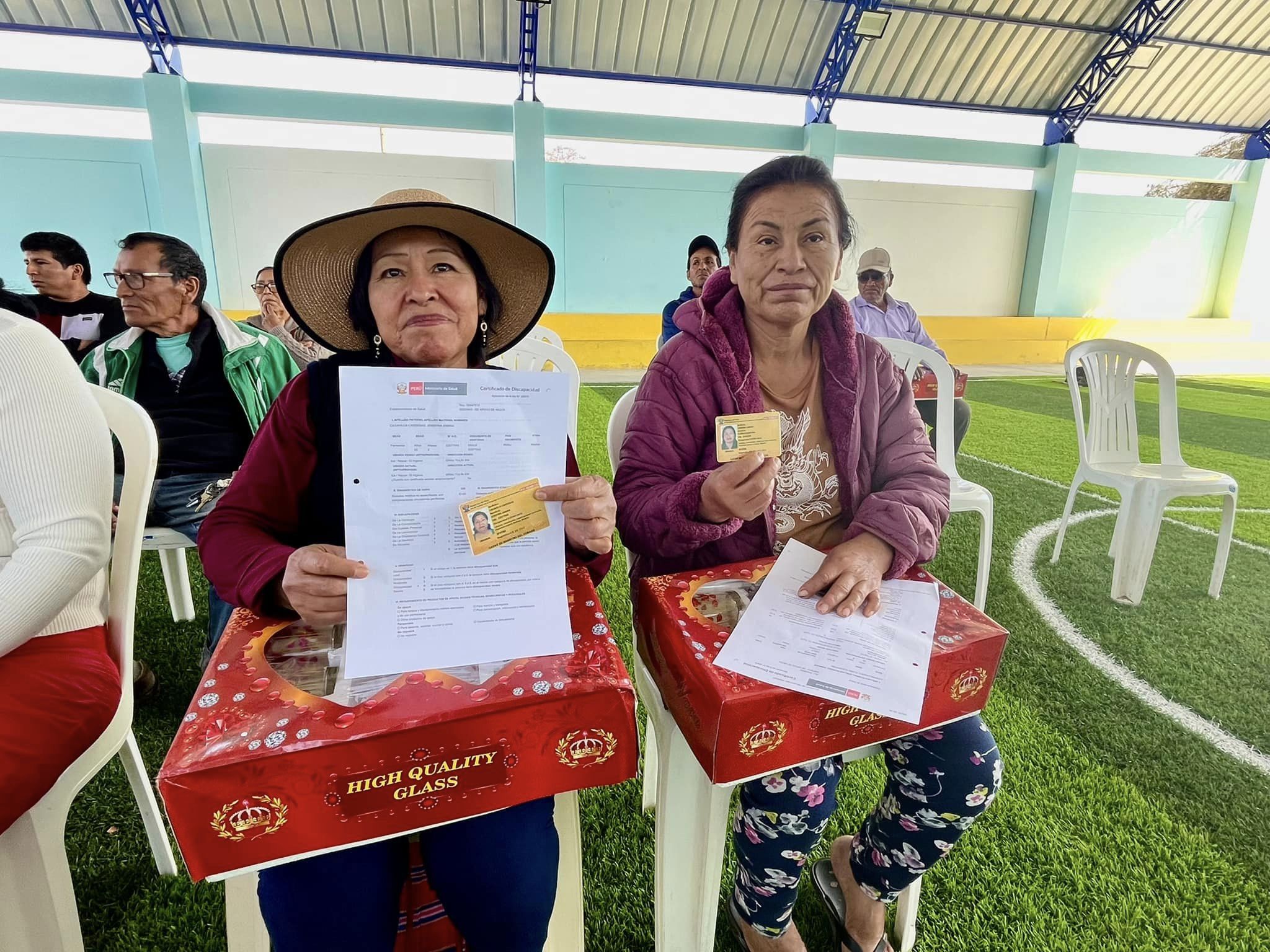 Dos personas mostrando el carnet CONADIS