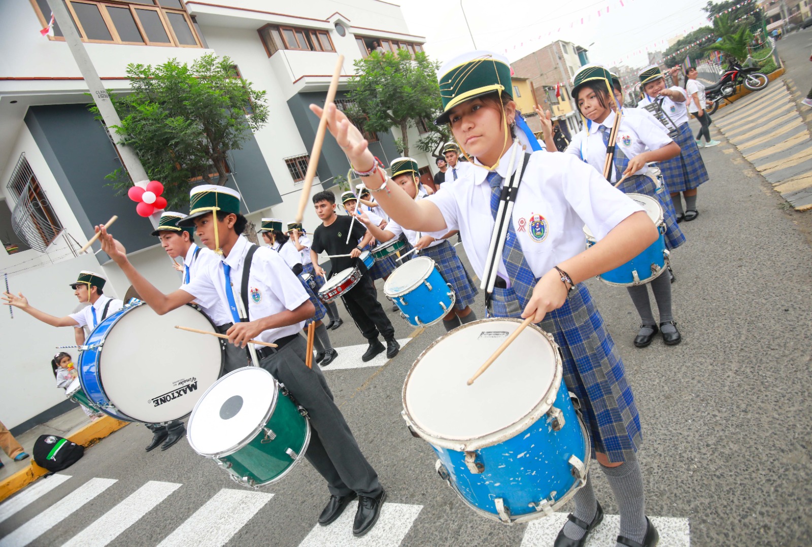 Las bandas escolares se hicieron presentes para amenizar la actividad