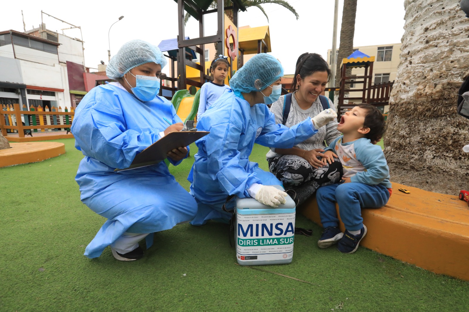 Cerca de 500 000 niños y niñas se protegieron contra la polio y el sarampión en 12 regiones y la provincia del Callao