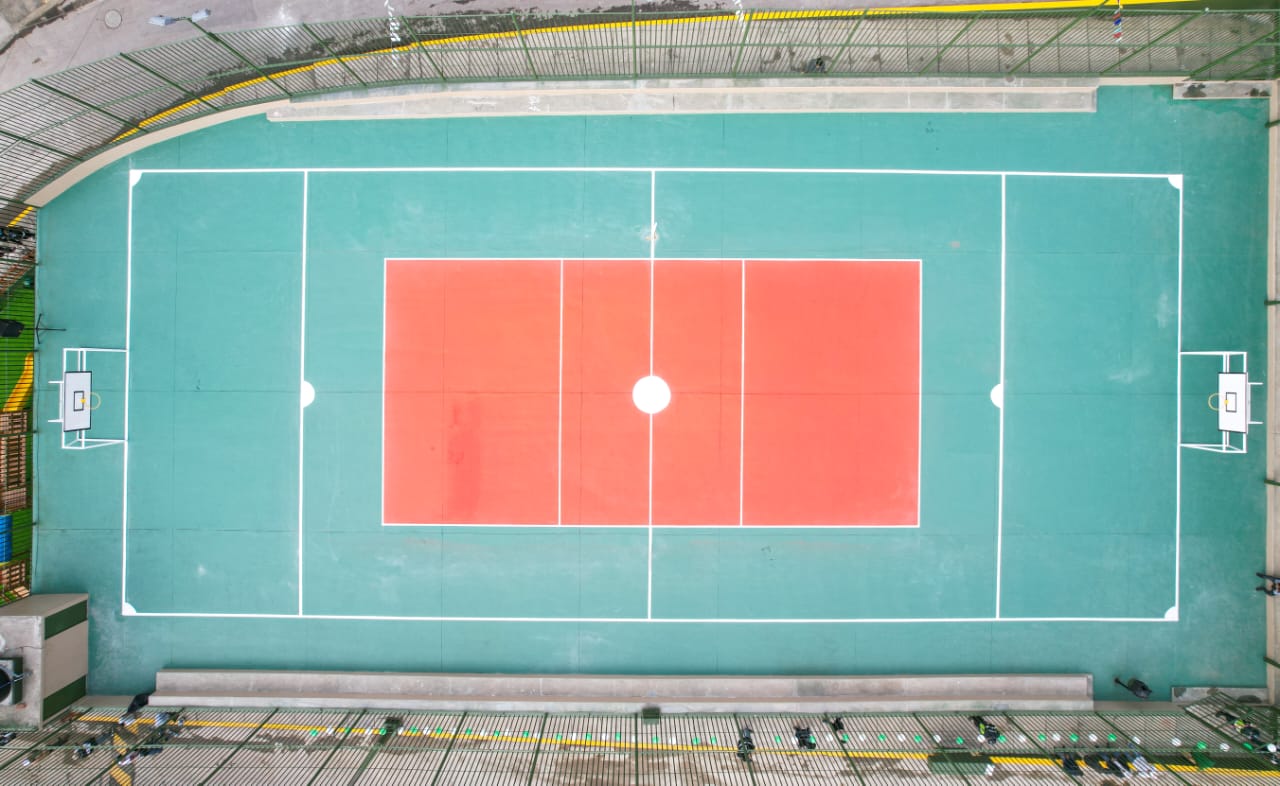 Toma área permite ver la magnitud de la losa deportiva