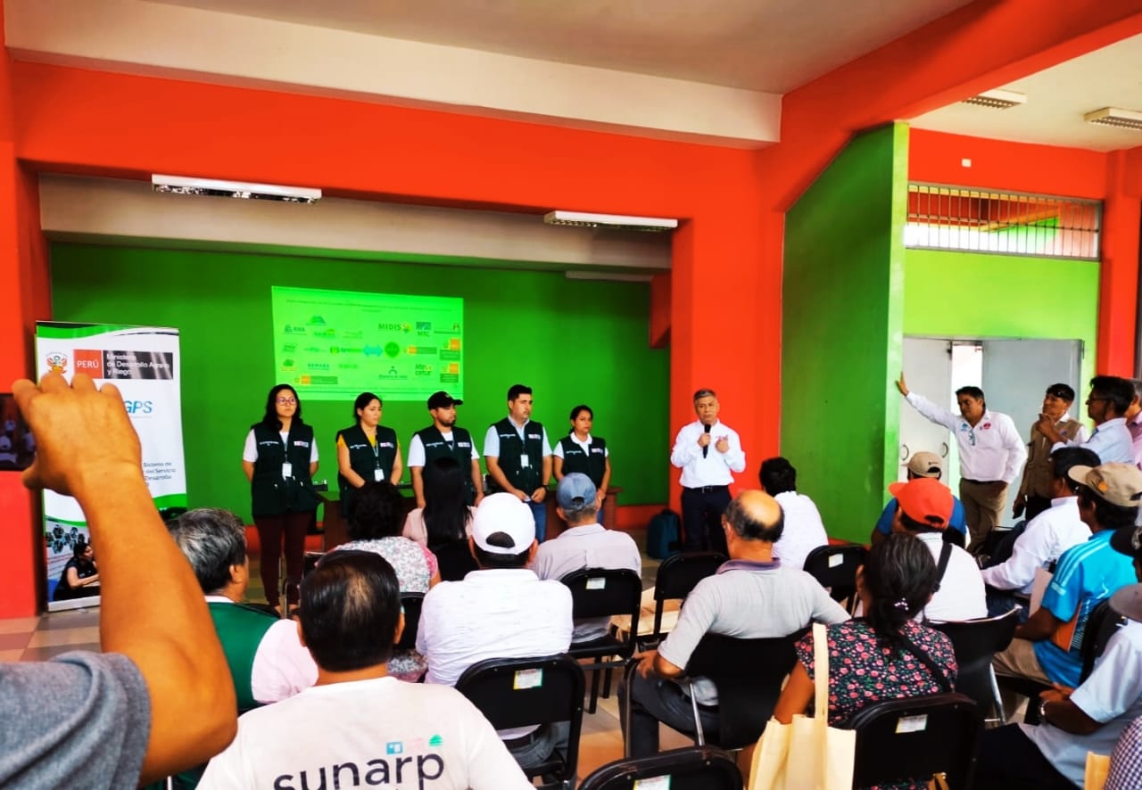 Funcionarios y personas en el taller
