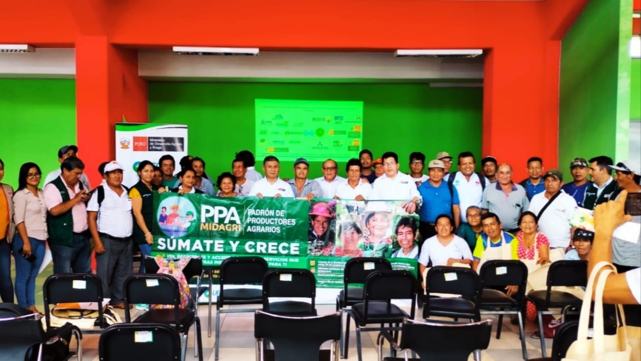 Funcionarios y personas en el taller