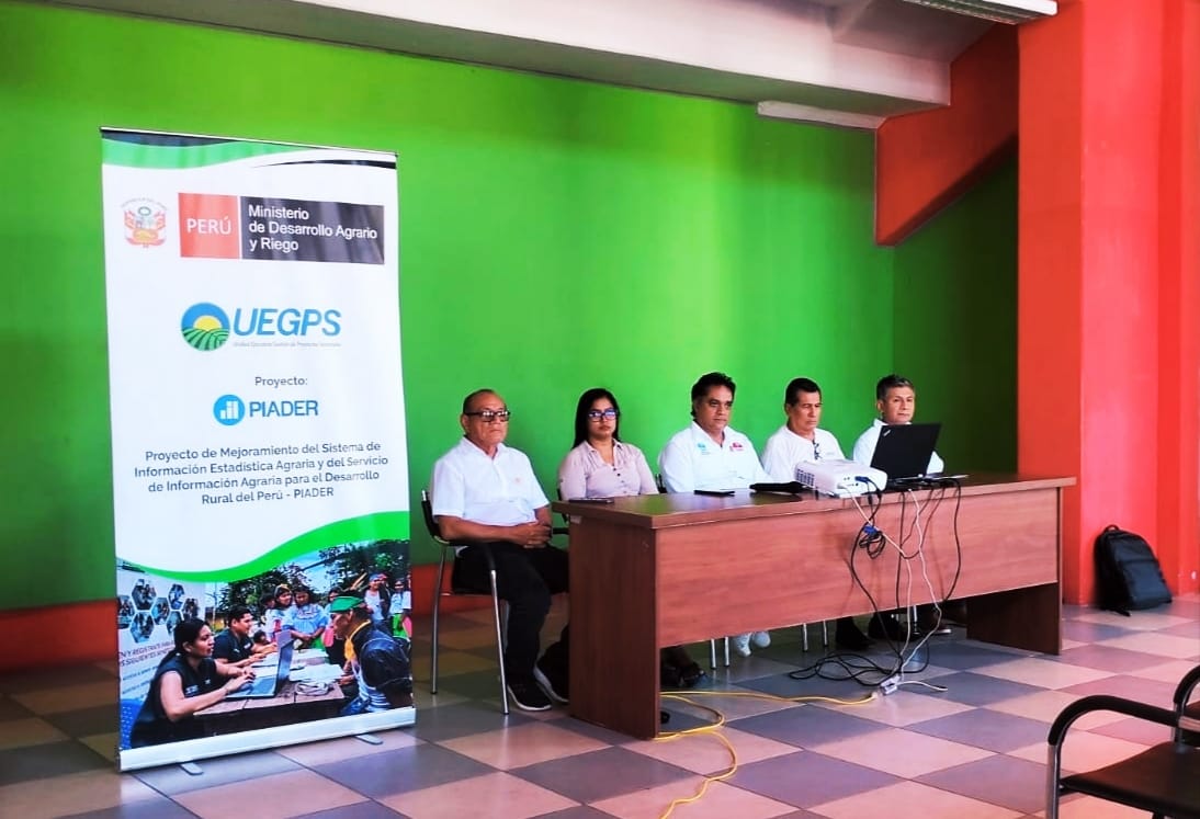 Funcionarios y personas en el taller