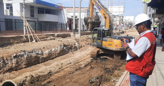 La Contraloría General advirtió que la obra de reparación de pistas y veredas en la av. Tumbes inició su ejecución sin contar con expediente técnico, lo que habría afectado las tuberías y buzones de agua de la vía. Además, se evidenció que se realizaron las primeras labores de excavación en base a un croquis y no con los planos del lugar. El proyecto que abarca desde la cuadra 1 hasta la 6 de la mencionada avenida, la realiza el Gobierno Regional Tumbes bajo contratación directa y con una inversión de S/14 millones.