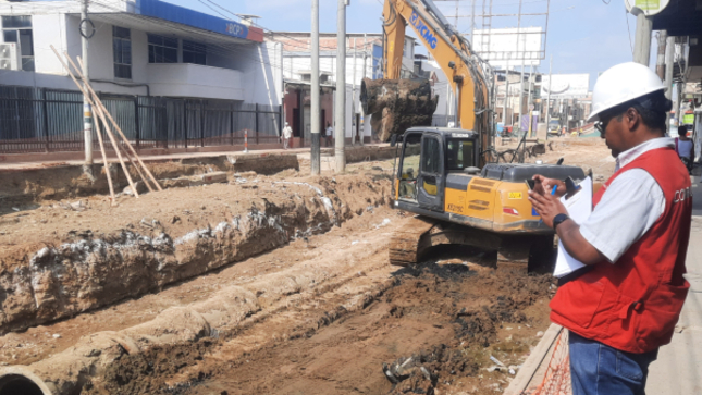 La Contraloría General advirtió que la obra de reparación de pistas y veredas en la av. Tumbes inició su ejecución sin contar con expediente técnico, lo que habría afectado las tuberías y buzones de agua de la vía. Además, se evidenció que se realizaron las primeras labores de excavación en base a un croquis y no con los planos del lugar. El proyecto que abarca desde la cuadra 1 hasta la 6 de la mencionada avenida, la realiza el Gobierno Regional Tumbes bajo contratación directa y con una inversión de S/14 millones.