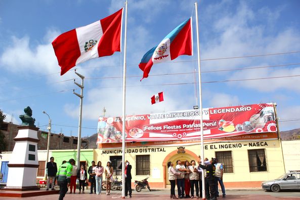 Se está realizando el izamiento de la bandera
