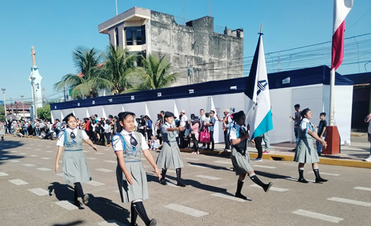 Por octavo Aniversario del Colegio de Alto Rendimiento, 78 aniversario de la I. E. José Abelardo Quiñones y el 56 Aniversario de la I E. Adventista Jaime White, se realizó desfile escolar