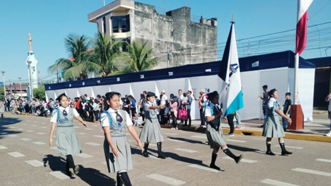 Por octavo Aniversario del Colegio de Alto Rendimiento, 78 aniversario de la I. E. José Abelardo Quiñones y el 56 Aniversario de la I E. Adventista Jaime White, se realizó desfile escolar