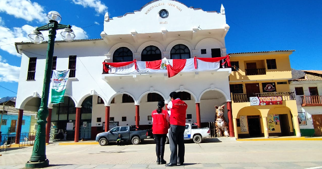 La Contraloría General detectó que funcionarios y servidores de la Municipalidad Provincial de Huari utilizaron de manera irregular S/ 1 337 434 de recursos provenientes del canon minero para contratar bienes y servicios, a pesar que dicha fuente de financiamiento solo está autorizada para proyectos u obras de infraestructura de impacto regional y local, ocasionando a la entidad S/ 549 800 de perjuicio económico.