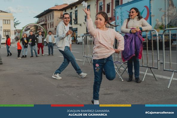 Decenas de cajamarquinos disfrutaron de una edición más del viernes cultural en la Plaza de Armas de Cajamarca.
🎊En esta oportunidad, celebramos los 37 años de fundación de la Escuela Superior de Formación Académica Mario Urteaga Alvarado, teniendo como cierre el lanzamiento oficial de Fuego - Las de Siempre, una agrupación femenina que busca revolucionar el mundo de la música en nuestra ciudad.