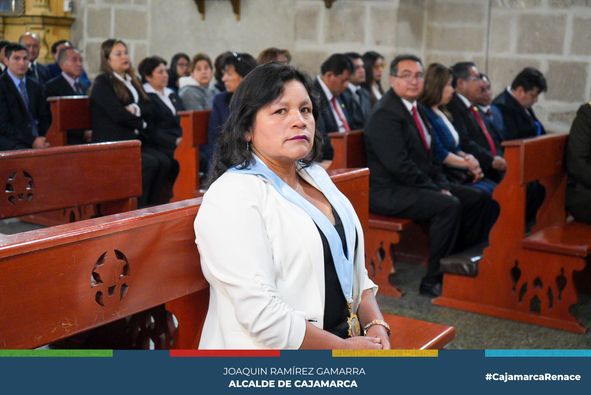 Con la participación de la regidora Delia Tafur, en representación de la Municipalidad Provincial de Cajamarca, se llevó a cabo el izamiento cívico en nuestra histórica Plaza de Armas.
🇵🇪🫡De esta forma se conmemoró el Día de la Dignidad Cajamarquina y se dió inicio a las actividades para celebrar fiestas patrias y la independencia nacional.