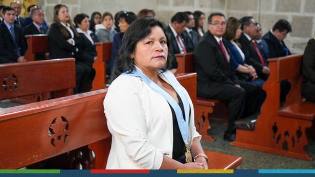 Con la participación de la regidora Delia Tafur, en representación de la Municipalidad Provincial de Cajamarca, se llevó a cabo el izamiento cívico en nuestra histórica Plaza de Armas.
🇵🇪🫡De esta forma se conmemoró el Día de la Dignidad Cajamarquina y se dió inicio a las actividades para celebrar fiestas patrias y la independencia nacional.