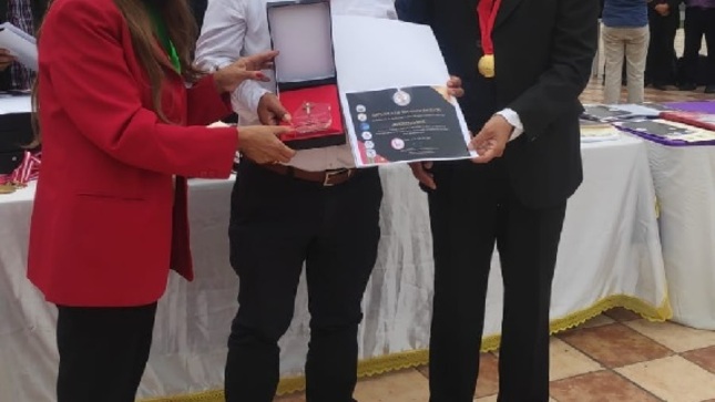 Alcalde Javier Pazo recibe reconocimiento por destacada labor social