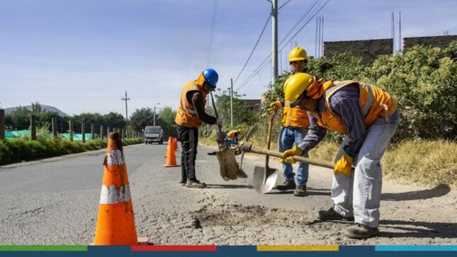 La Municipalidad Provincial de Cajamarca, continúa acelerando a través del programa Renace y nuestros colaboradores, el mantenimiento de vías que permitan mejorar la transitabilidad en toda la ciudad. 